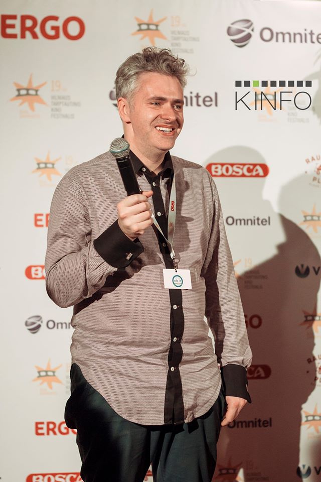 E. PUKŠTA: NELOGIŠKA STABDYTI FILMĄ, KAI JIS GULI ANT LENTYNOS