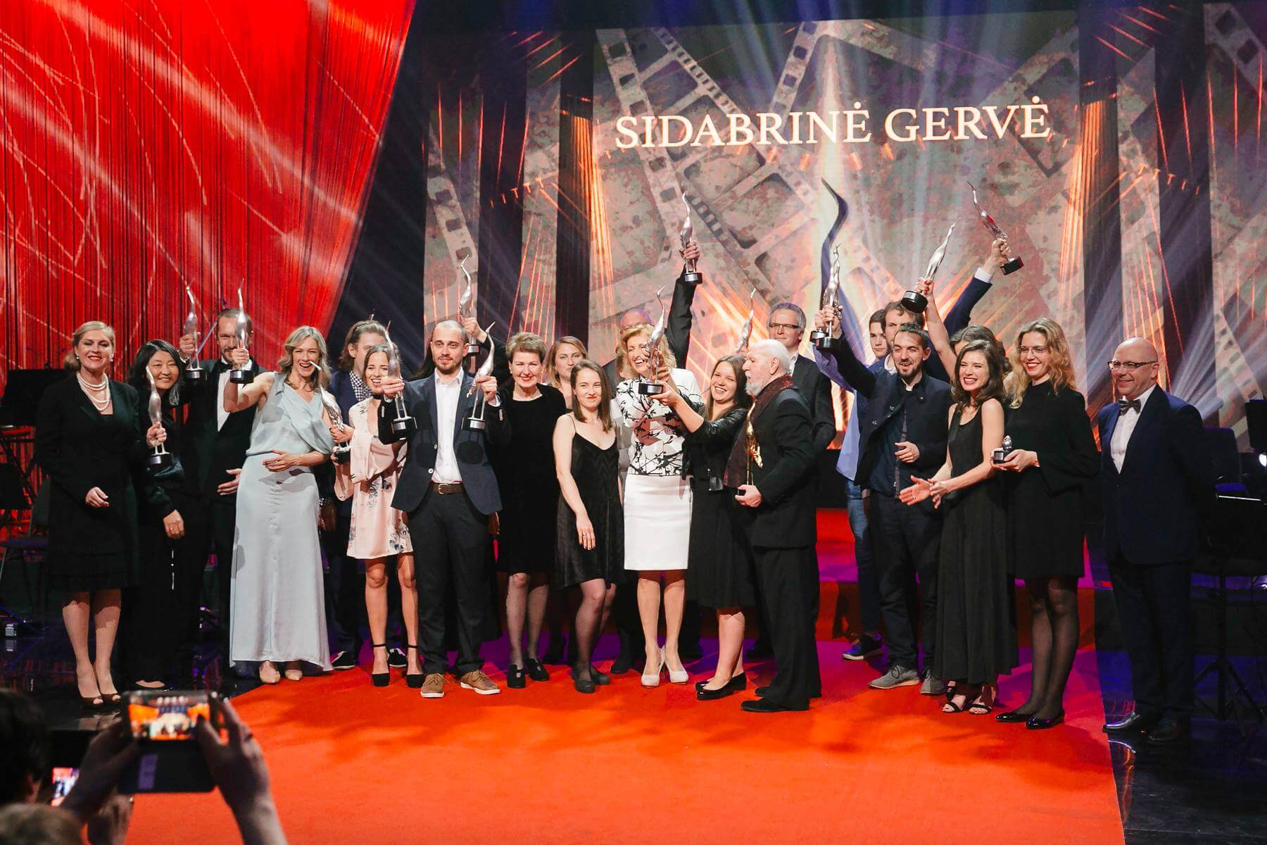 „SIDABRINĖ GERVĖ“ APDOVANOJIMUOSE PAGERBTI NUSIPELNĘ LIETUVOS KINO KŪRĖJAI