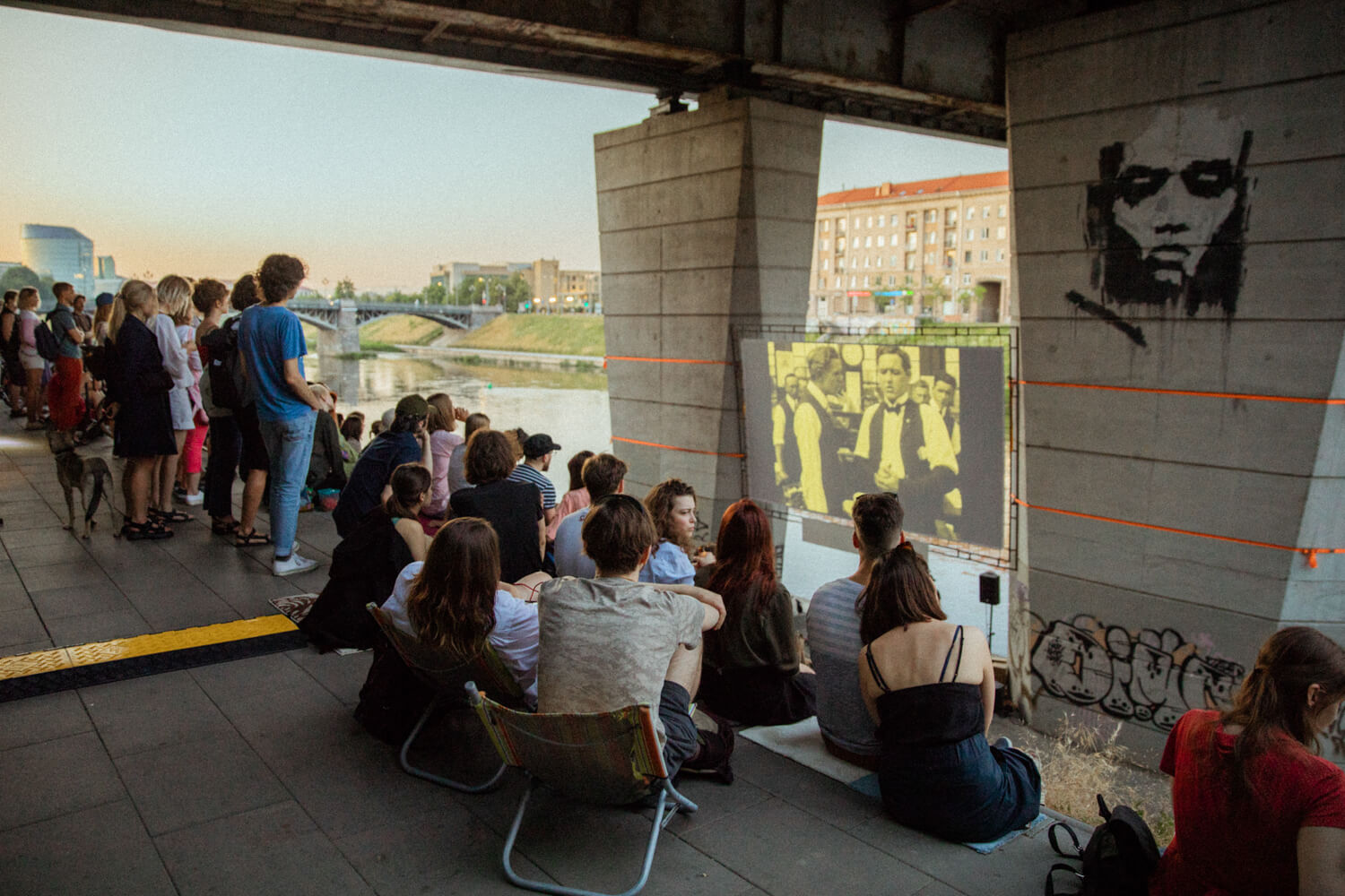 VASAROS KINO TERASA „GILIOS UPĖS TYLIAI PLAUKIA“ UŽDARO SEZONĄ