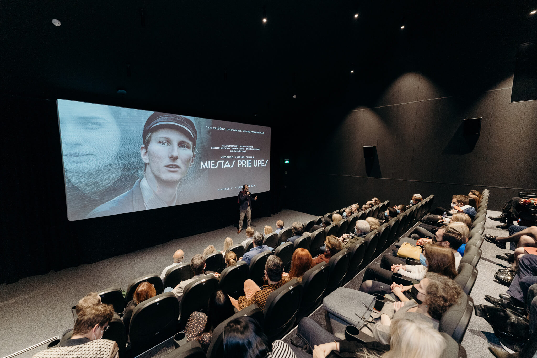 Į LIETUVOS KINO TEATRUS ATKELIAUJA IRONIŠKA ISTORINĖ DRAMA „MIESTAS PRIE UPĖS“